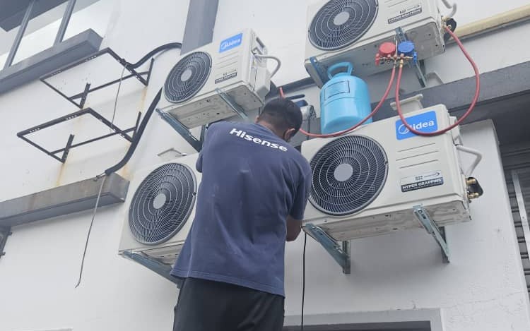 Professional Aircond Gas Refill Technician Providing Gas Top Up Service in Kuala Lumpur and Selangor