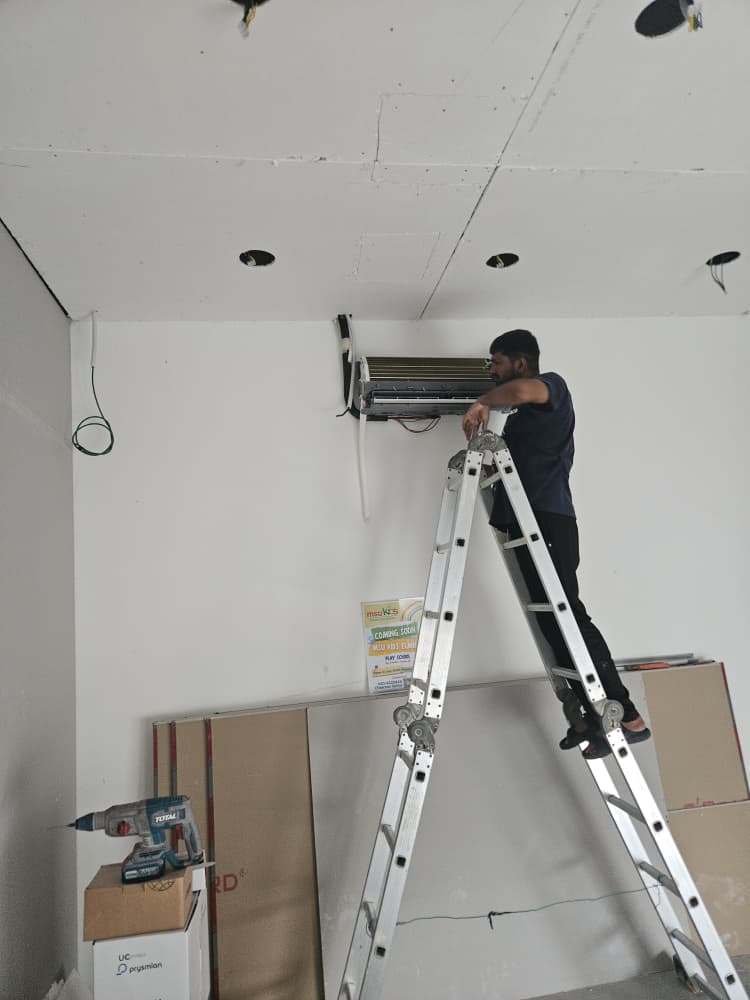 Professional indoor aircond servicing and chemical cleaning KL