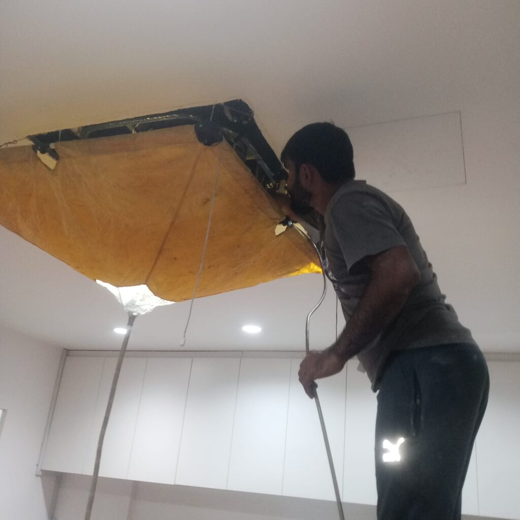 Professional aircond chemical wash service by technician in KL
